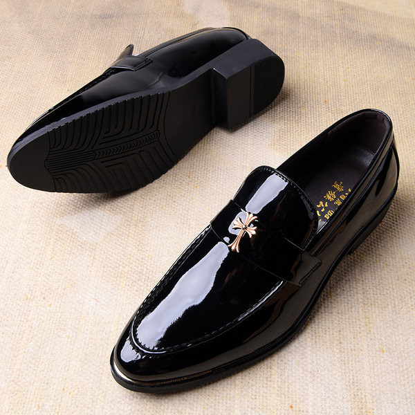 Férfi korszerű lakkcipő fém díszítéssel