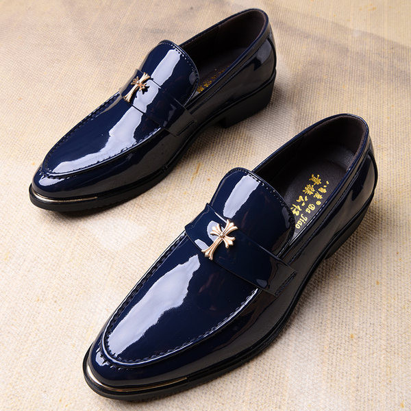 Férfi korszerű lakkcipő fém díszítéssel