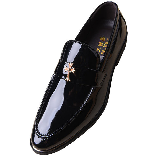 Férfi korszerű lakkcipő fém díszítéssel