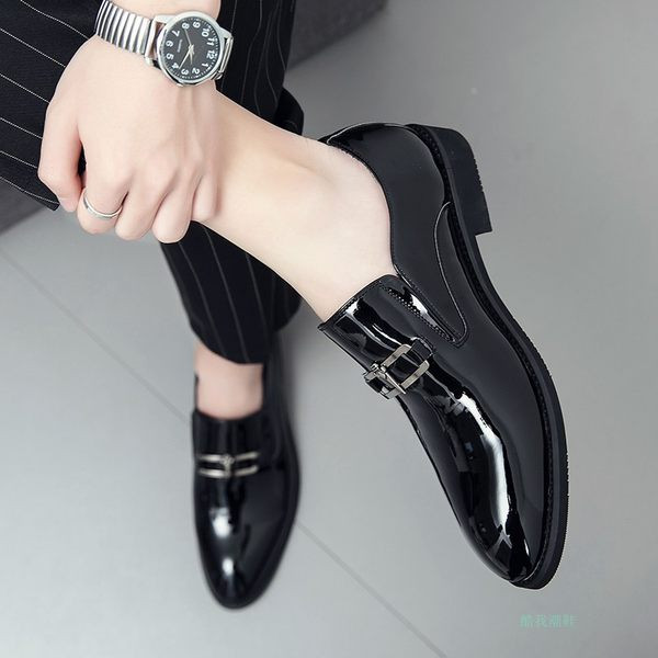 Επίσημα ανδρικά παπούτσια από λουστρίνι με μεταλλική διακόσμηση