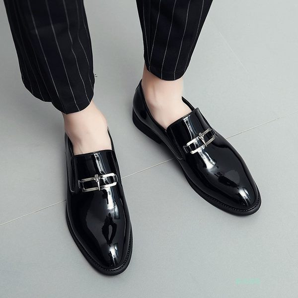 Επίσημα ανδρικά παπούτσια από λουστρίνι με μεταλλική διακόσμηση