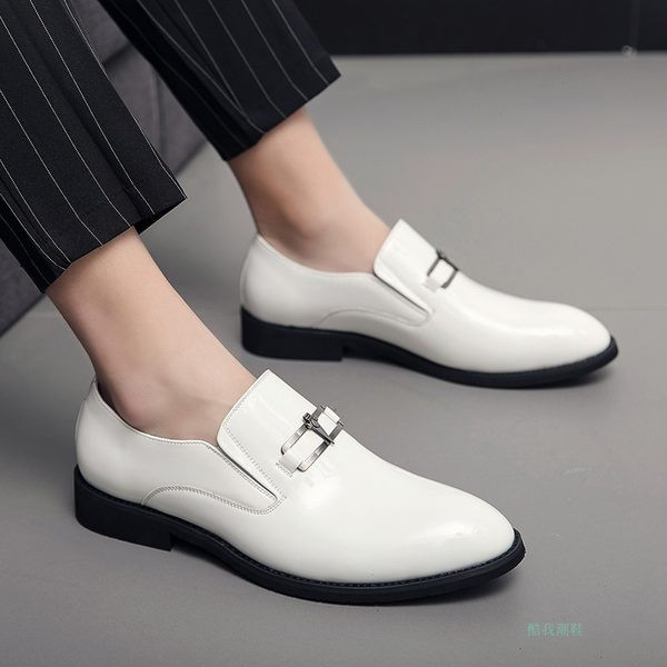 Επίσημα ανδρικά παπούτσια από λουστρίνι με μεταλλική διακόσμηση