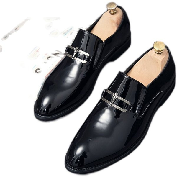 Επίσημα ανδρικά παπούτσια από λουστρίνι με μεταλλική διακόσμηση