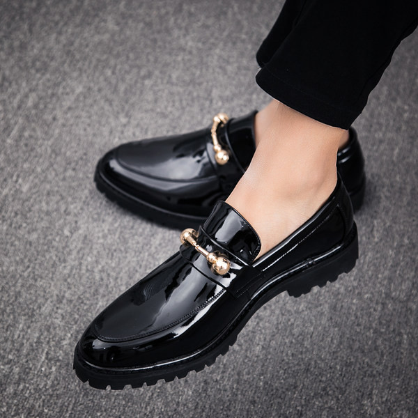 Patent cipő fém díszítéssel