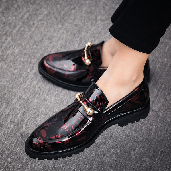 Patent cipő fém díszítéssel