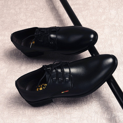 Férfi aktuális cipő lekerekített fűzővel