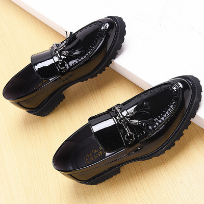 Meeste lakknahast kingad metallelemendi ja tuttidega