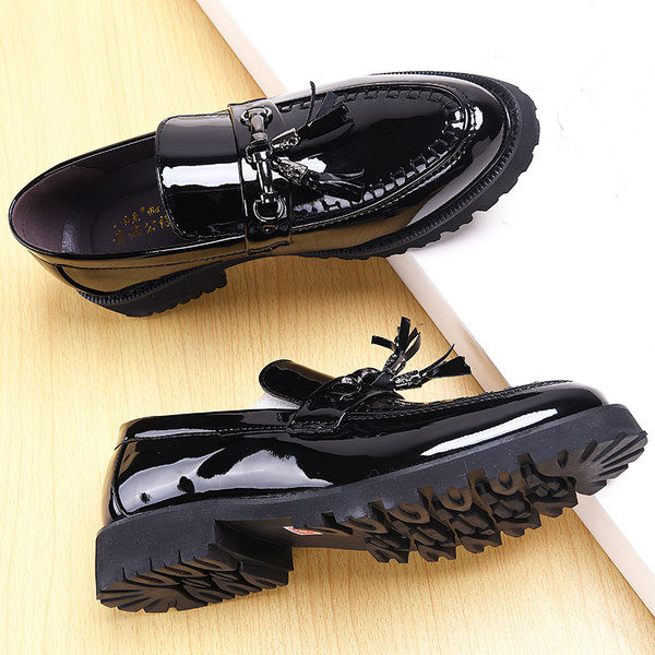 Meeste lakknahast kingad metallelemendi ja tuttidega