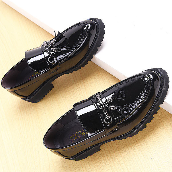 Meeste lakknahast kingad metallelemendi ja tuttidega