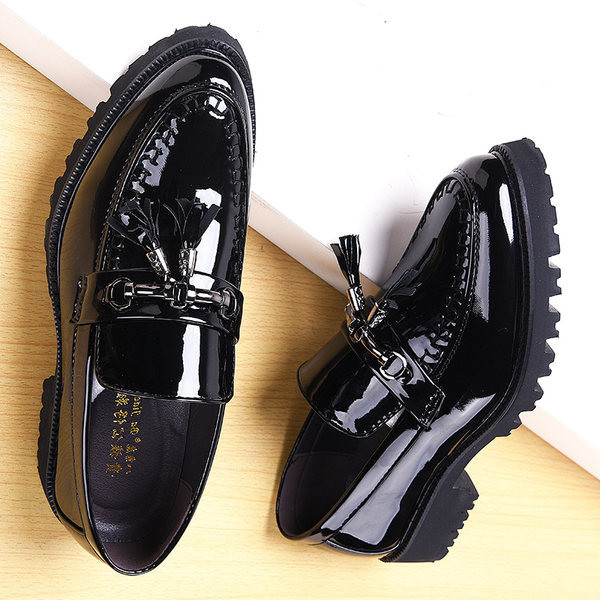 Meeste lakknahast kingad metallelemendi ja tuttidega