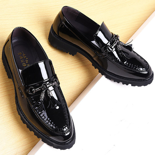 Meeste lakknahast kingad metallelemendi ja tuttidega