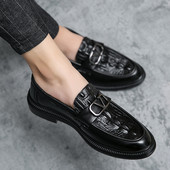 Vīriešu apavi no reljefa ādas ar metāla elementu