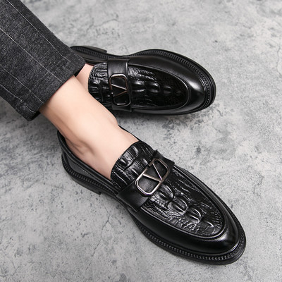 Vīriešu apavi no reljefa ādas ar metāla elementu