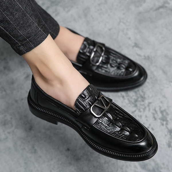 Vīriešu apavi no reljefa ādas ar metāla elementu