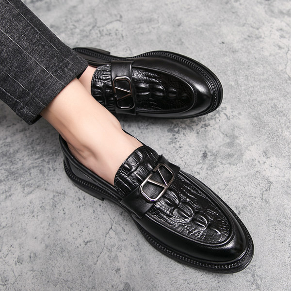 Vīriešu apavi no reljefa ādas ar metāla elementu