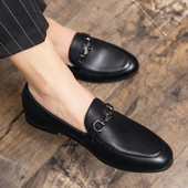 Elegáns bőr cipő fém díszítéssel