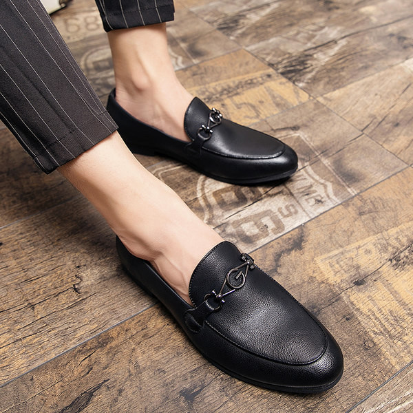 Elegáns bőr cipő fém díszítéssel