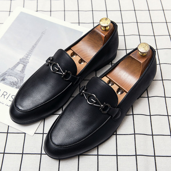 Elegáns bőr cipő fém díszítéssel