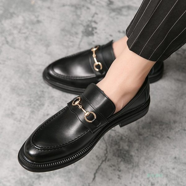 Moodsad musta ja pruuni metallielemendiga teravatipulised meeste kingad