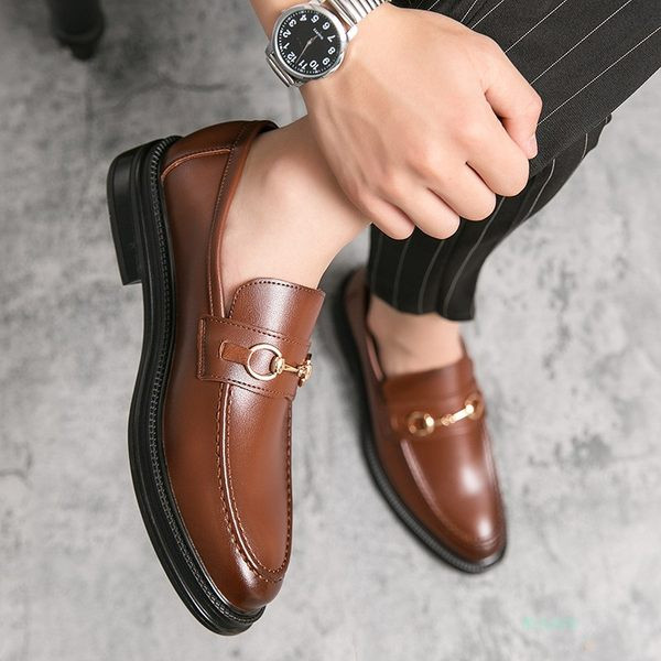 Moodsad musta ja pruuni metallielemendiga teravatipulised meeste kingad