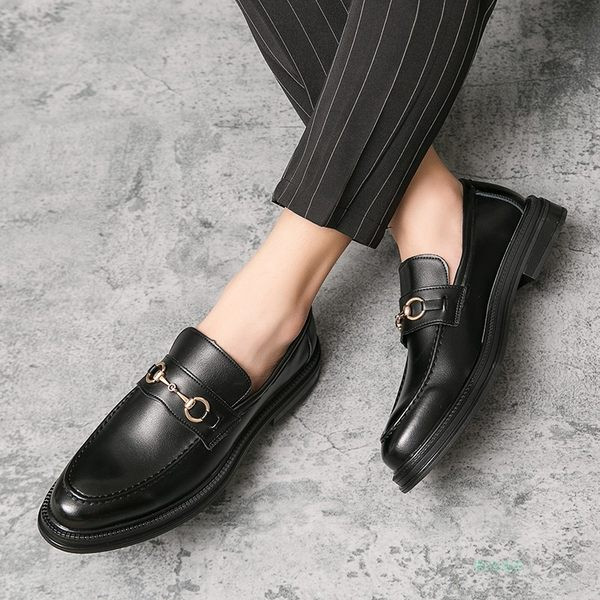 Moodsad musta ja pruuni metallielemendiga teravatipulised meeste kingad