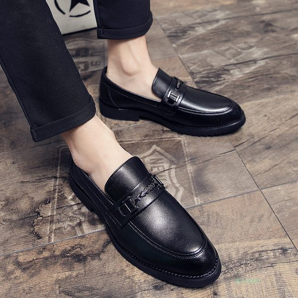 Κομψά ανδρικά παπούτσια από οικολογικό δέρμα με μεταλλικό στοιχείο