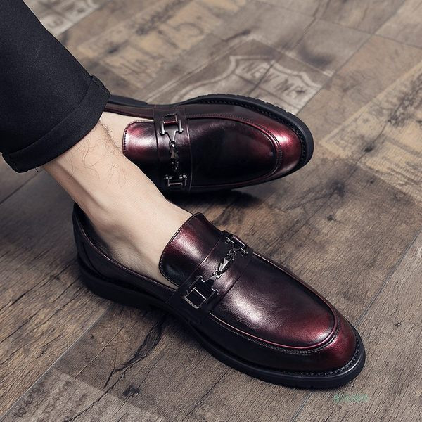 Κομψά ανδρικά παπούτσια από οικολογικό δέρμα με μεταλλικό στοιχείο