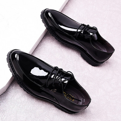 Moodsad ümara mustriga lakknahast kingad