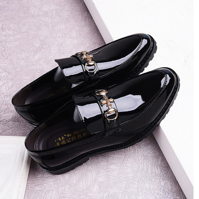 Moodsad ümara mustriga lakknahast kingad