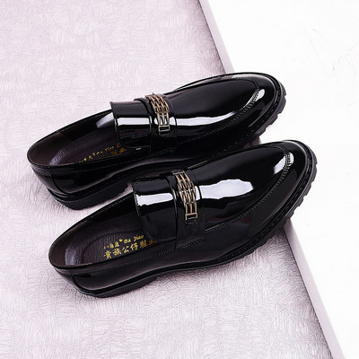 Moodsad ümara mustriga lakknahast kingad