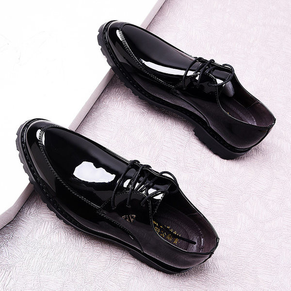 Moodsad ümara mustriga lakknahast kingad