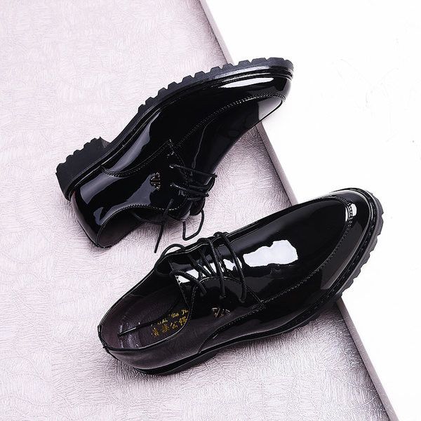 Moodsad ümara mustriga lakknahast kingad