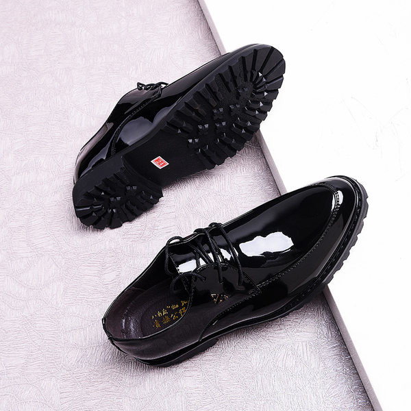 Moodsad ümara mustriga lakknahast kingad