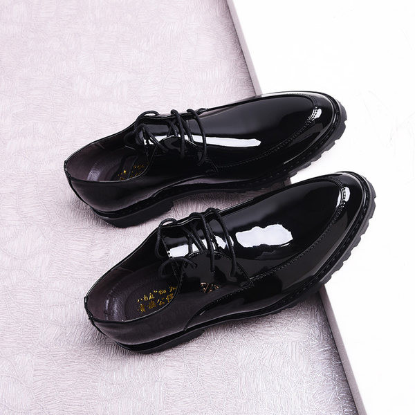 Moodsad ümara mustriga lakknahast kingad