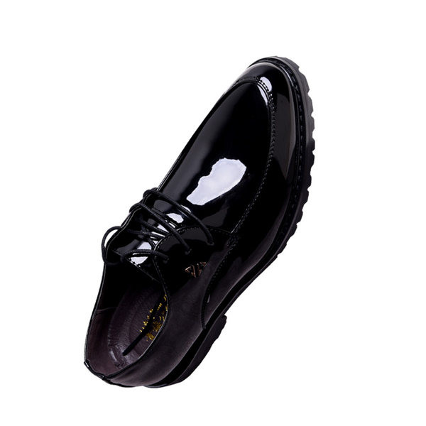 Moodsad ümara mustriga lakknahast kingad