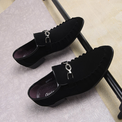 Meeste ümarad metallelemendiga kingad