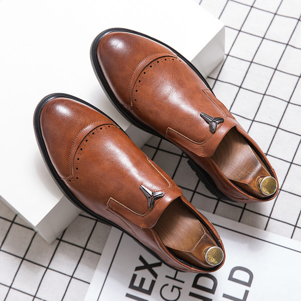 Κομψά μυτερά παπούτσια με μεταλλικό στοιχείο