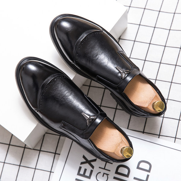 Κομψά μυτερά παπούτσια με μεταλλικό στοιχείο