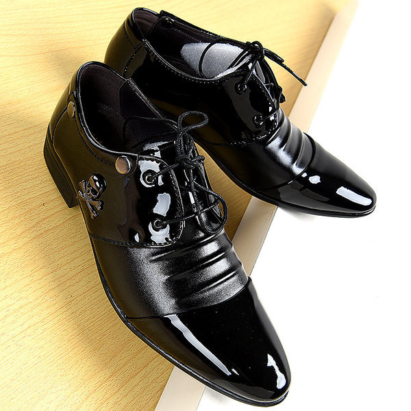 Stiilsed paelte ja metalldekooriga meestekingad