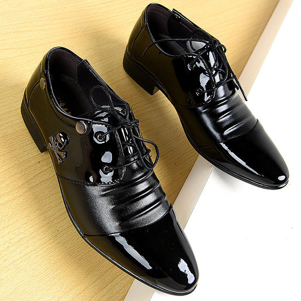 Stiilsed paelte ja metalldekooriga meestekingad