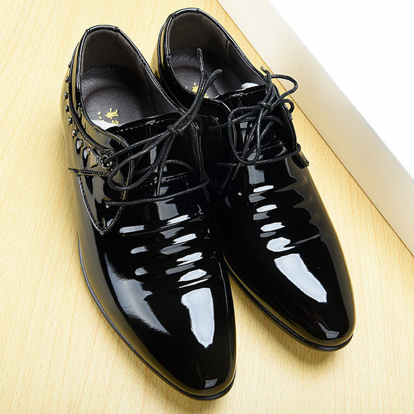 Meeste pidulikud kingad paelte ja metallneetidega