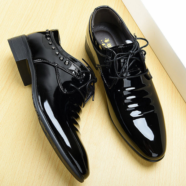 Meeste pidulikud kingad paelte ja metallneetidega