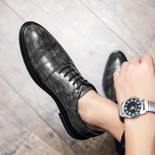 Uus mudel kolmes värvitoonis paeltega meeste nahkkingad