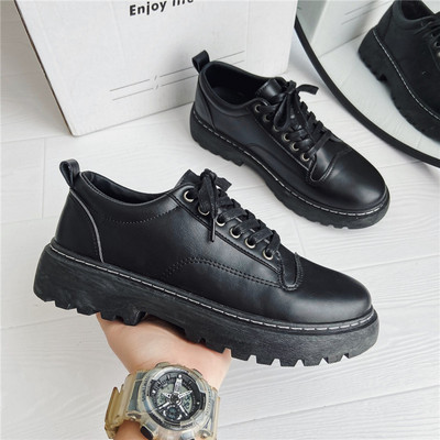 Mūsdienīgi vīriešu apavi ar noapaļotām šņorēm