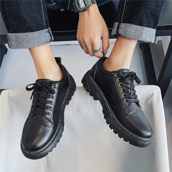 Mūsdienīgi vīriešu apavi ar noapaļotām šņorēm