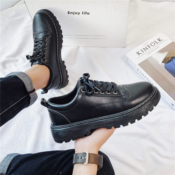 Mūsdienīgi vīriešu apavi ar noapaļotām šņorēm