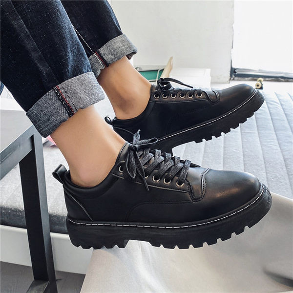 Mūsdienīgi vīriešu apavi ar noapaļotām šņorēm