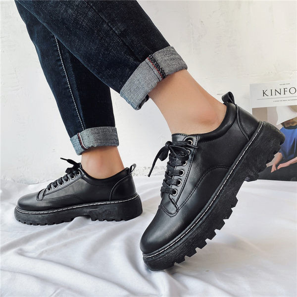 Mūsdienīgi vīriešu apavi ar noapaļotām šņorēm