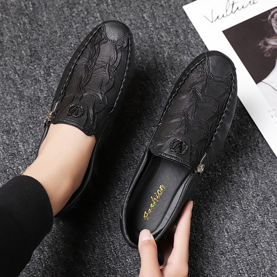 Moodsad meeste mokassiinid luku ja lukuga