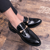 Elegáns lakkbőr férfi cipő fém díszítéssel